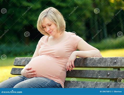 Mujer Embarazada En El Parque Foto De Archivo Imagen De Parque