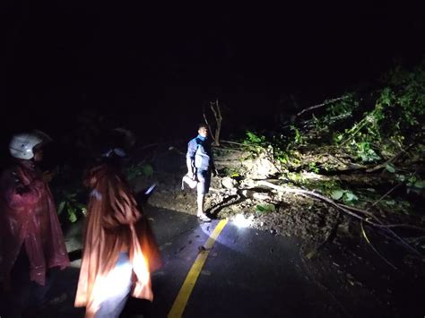 Longsor Tutupi Badan Jalan Lintas Nagan Raya Takengon