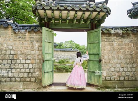 Mujer De Corea Del Sur Fotos e Imágenes de stock Alamy