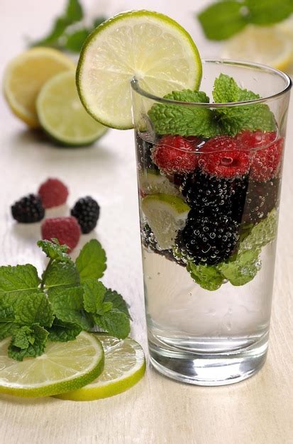 Premium Photo Lemonade With Berries