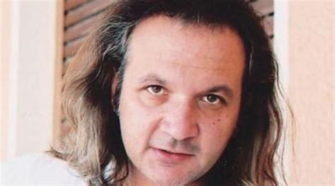 Ο Χρήστος Θηβαίος αποκαλύπτει ότι τον μεγάλωσε ένα gay ζευγάρι