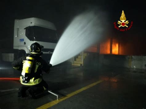 Brucia Capannone A Bolzaneto Vigili Del Fuoco In Azione Foto