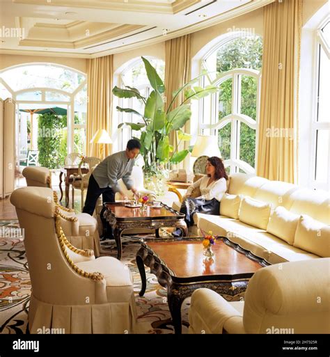 Lobby of the Peninsula Hotel in Beverly Hills, CA Stock Photo - Alamy