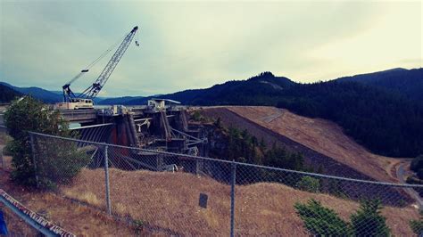 Hills Creek Dam Oakridge Oregon This 304 Feet High Dam Was