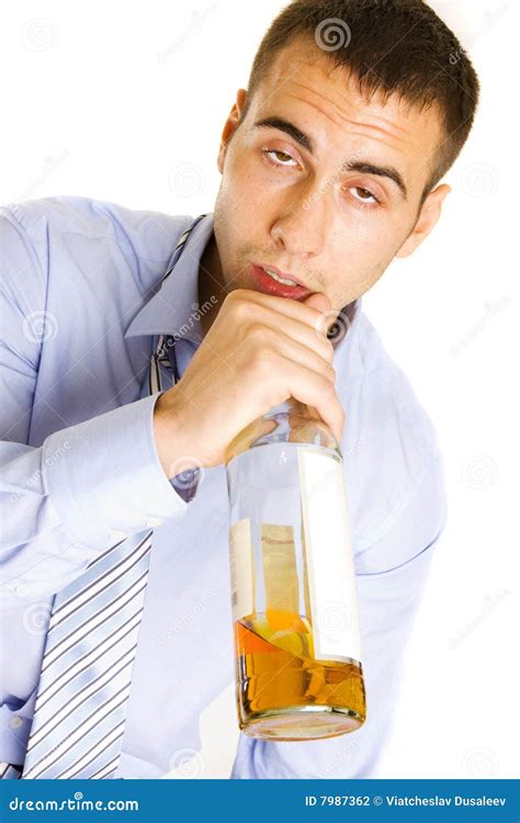 De Dronken Mens Ging Uit Van Het Drinken Van Alcohol Over Stock Foto Image Of Alleen Donker