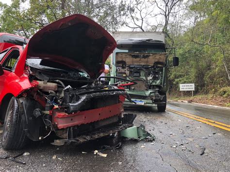 A Gazeta Acidente Entre Carro E Caminh O Deixa Quatro Pessoas Feridas