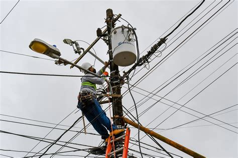 PARA MEJORAR EL ALUMBRADO PÚBLICO EN LA CALLE SUCRE SE COLOCAN 18