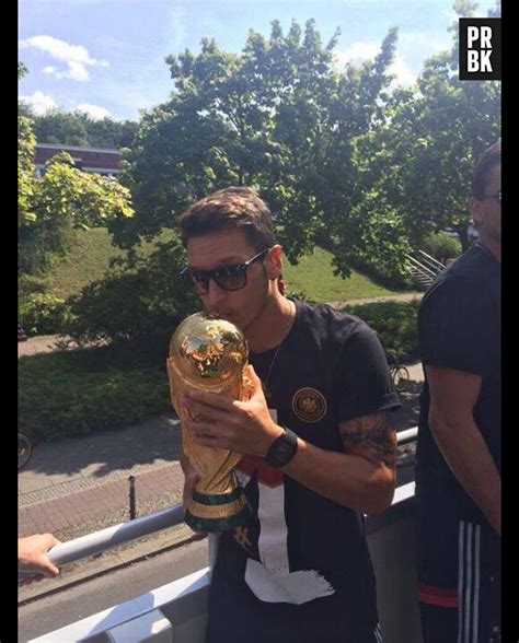 Photo Mesut Özil Embrasse La Coupe Du Monde Quil A Remporté Avec L