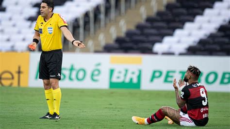 Torcedores do Flamengo criticam expulsão de Gabigol Juiz quis aparecer