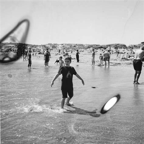 Foto En Escala De Grises De Personas Jugando En La Playa Rompecabezas