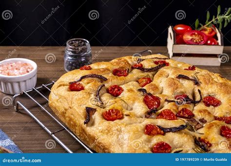 Traditionelle Italienische Focaccia Mit Kirschtomaten Schwarze Oliven