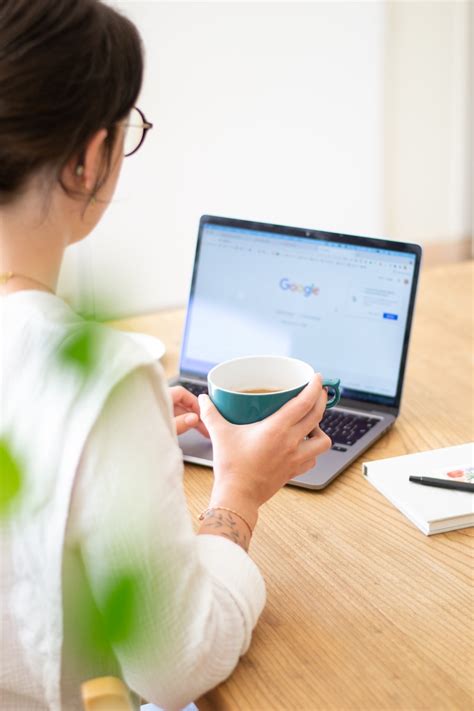 Femme En Chemise Blanche à Manches Longues Tenant Une Tasse En