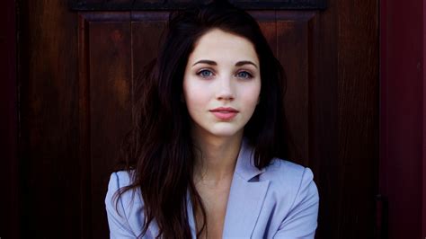 Women Hands Crossed Looking At Viewer Brunette Sitting Emily Rudd