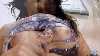 Modelo Sexy Posa En Las Escaleras Jugando Con Su Co O Xvideos