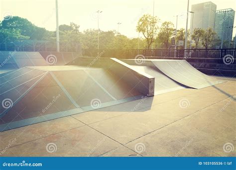 Rampa De Skatepark Foto De Stock Imagem De Rampa Urbano