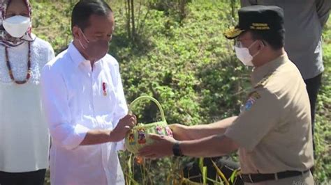 Anies Jadi Orang Pertama Yang Serahkan Tanah Dan Air Ke Jokowi Di Titik