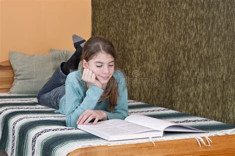 Livro De Leitura Da Jovem Mulher Na Cama Imagem De Stock Imagem De