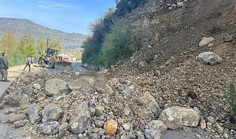 Yenicede heyelan Mahalle yolu kapandı Genel ajanskarabuk