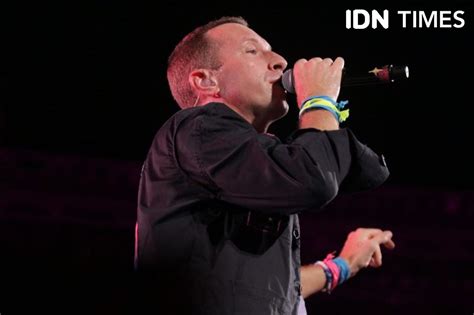 Chris Martin Nyanyi Everglow Bareng Fans Di Konser Coldplay