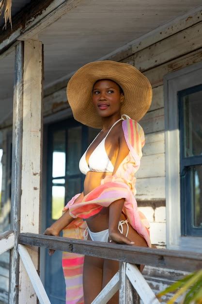 Premium Photo Happy African American Woman In Bikini And Sunhat