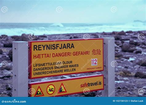 Una Muestra Que Informa Sobre Los Peligros En La Playa De Reynisfjara