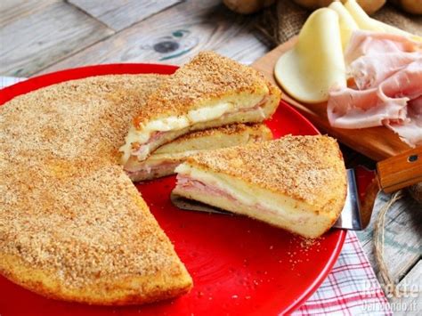 La focaccia di patate in padella è una sorta di torta salata a base di