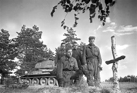 Экипаж танка Т-34-85 у могилы танкистов, погибших в 1941 году — военное ...