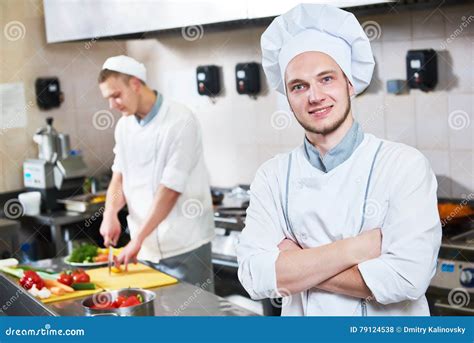 Cocinero Portrait Del Cocinero En Cocina Del Restaurante Foto De