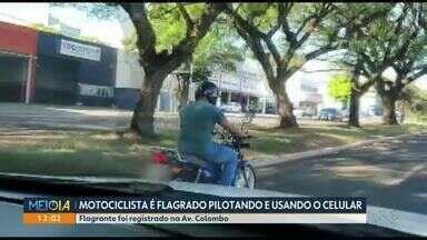 Meio Dia Paran Maring Motociclista Flagrado Olhando Celular E