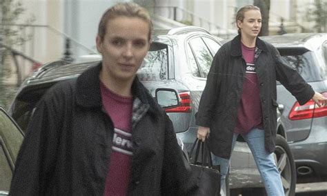 Jodie Comer keeps it casual as she steps out makeup-free in London ...