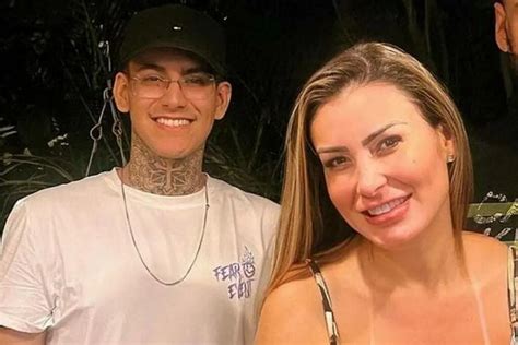 Andressa Urach fala sobre cenas na frente do filho Tenho DRT Área VIP