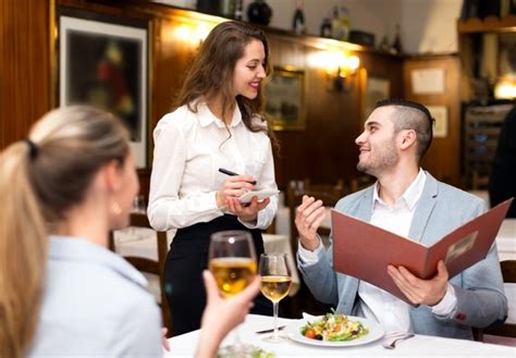 8 уловок официантов, которые заставляют гостей платить больше