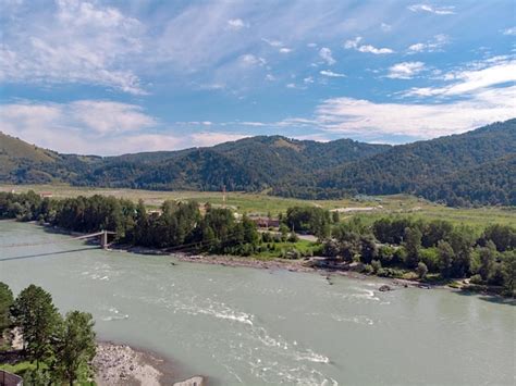 Uma foto do centro de recreação tirada de um drone montanhas rochosas