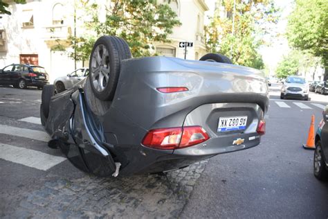 Espectacular choque en pleno centro de La Plata un auto terminó