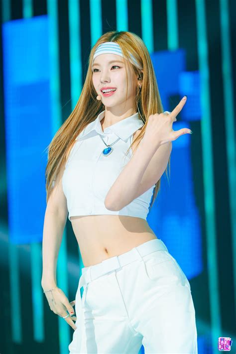 230813 Itzy Yeji Cake At Inkigayo Kpopping