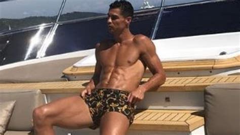 Cristiano Ronaldo Former Teammates Lift Lid On Stars Locker Room Antics Au