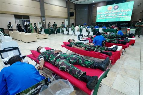 Prajurit Kostrad Donorkan Darahnya Dalam Menyambut HUT Ke 61 Kostrad