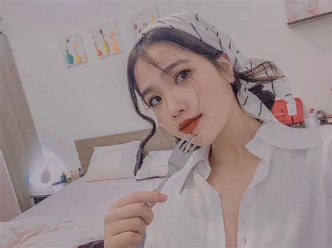 Là chủ tiệm nail nhưng bạn gái tin đồn của Quang Hải lại chỉ sơn móng màu nude thậm chí còn để