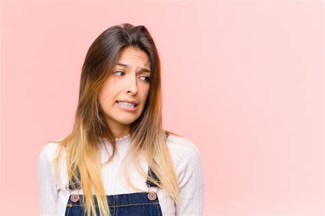 Mujer Bonita Joven Que Parece Preocupada Estresada Ansiosa Y Asustada