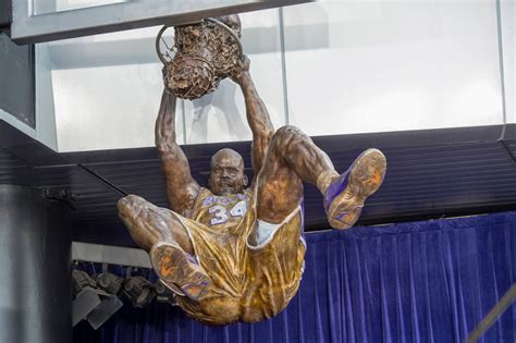 Shaq Statue unveiled outside Staples Center – EastSideMedia.TV