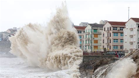 Approaching Typhoon Khanun Sets Off Big Waves On East Chinas Coast Cgtn