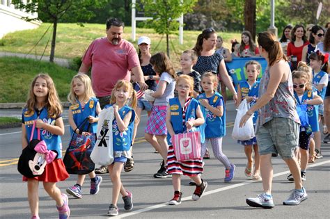 Girl Scouts In The Memorial Day Parade Girl Scouts Parades Memorial Day