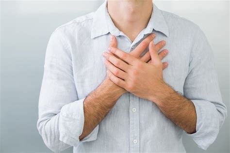 Right Side Chest Pain: 7 Causes and What to Do - Tua Saúde