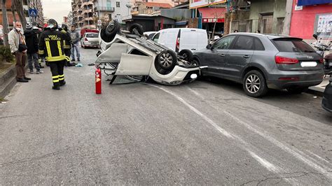 Messina Rocambolesco Incidente In Via Catania Auto Si Ribalta