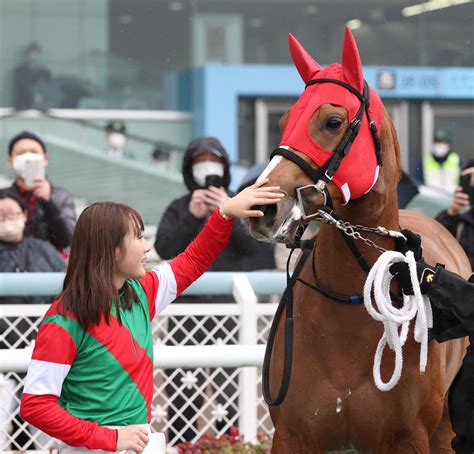 永島まなみ騎手、騎乗馬に蹴られるアクシデントも根性v「頑張って乗りました」／新馬戦 競馬写真ニュース 日刊スポーツ