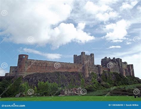 Castillo De Bamburgh De La Tierra Del Grillo Del Pueblo Foto De Archivo