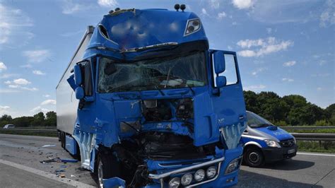 Fotos Walldorf Lkw Unfall Auf A Sattelzug Blockiert Zwei Fahrstreifen