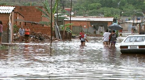 Famílias São Retiradas De Bote Durante Enchente Em Favela Na Zona Norte