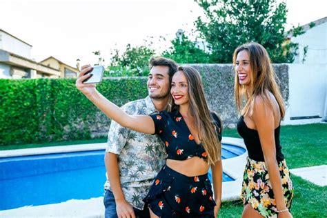 Amigos Haci Ndose Un Selfie Junto A La Piscina Foto Premium