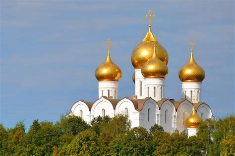 Catedral de la asunción con cúpulas doradas yaroslavl rusia Foto Premium